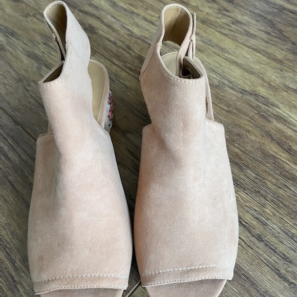 Size 6 tan peep toe booties - Picture 2 of 3